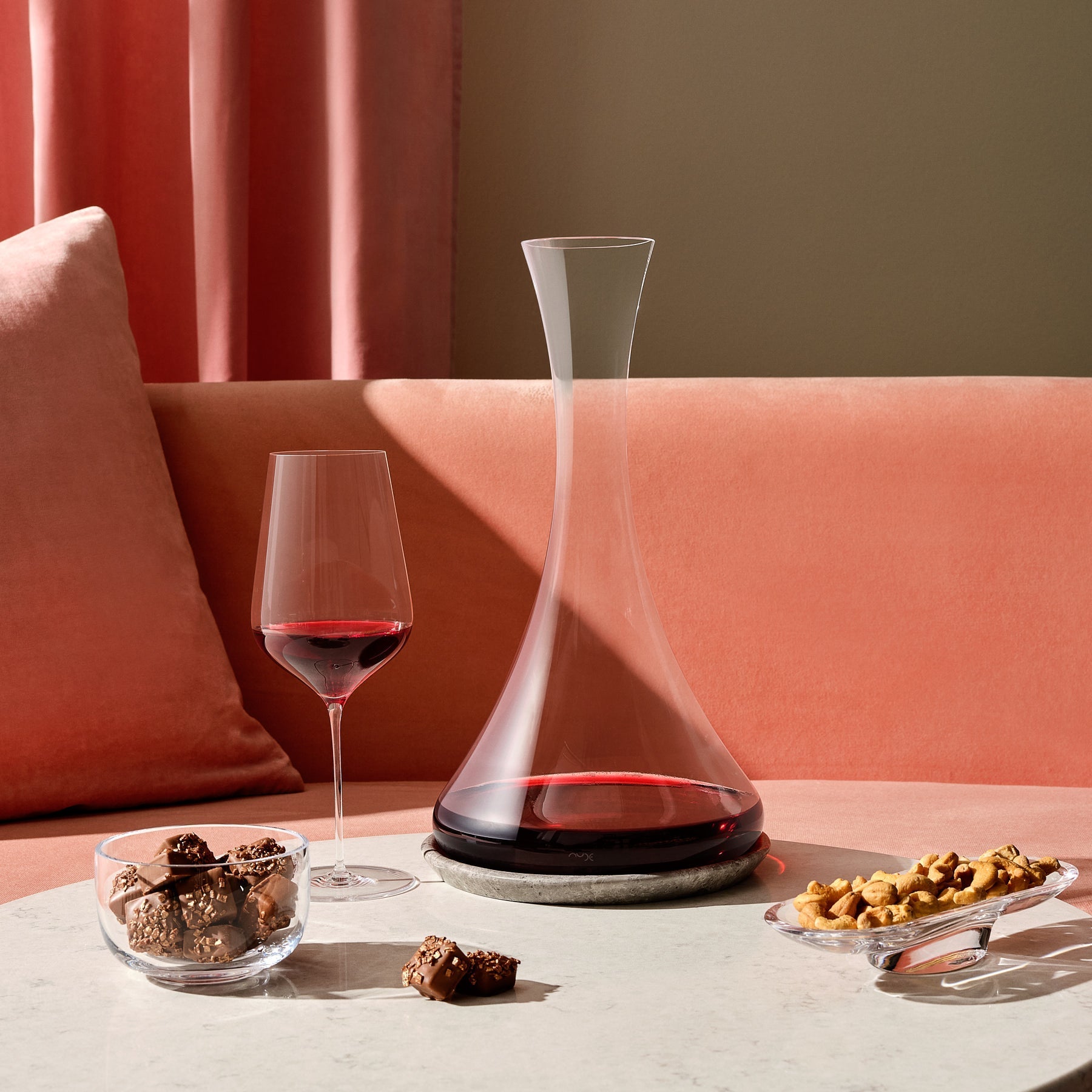 https://cdn.shopify.com/s/files/1/0265/0083/files/nude-glass-jazz-wine-decanter-with-marble-base-view-add01.jpg?v=1725606319